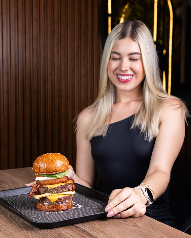 Cliente con hamburguesa Angus Burger