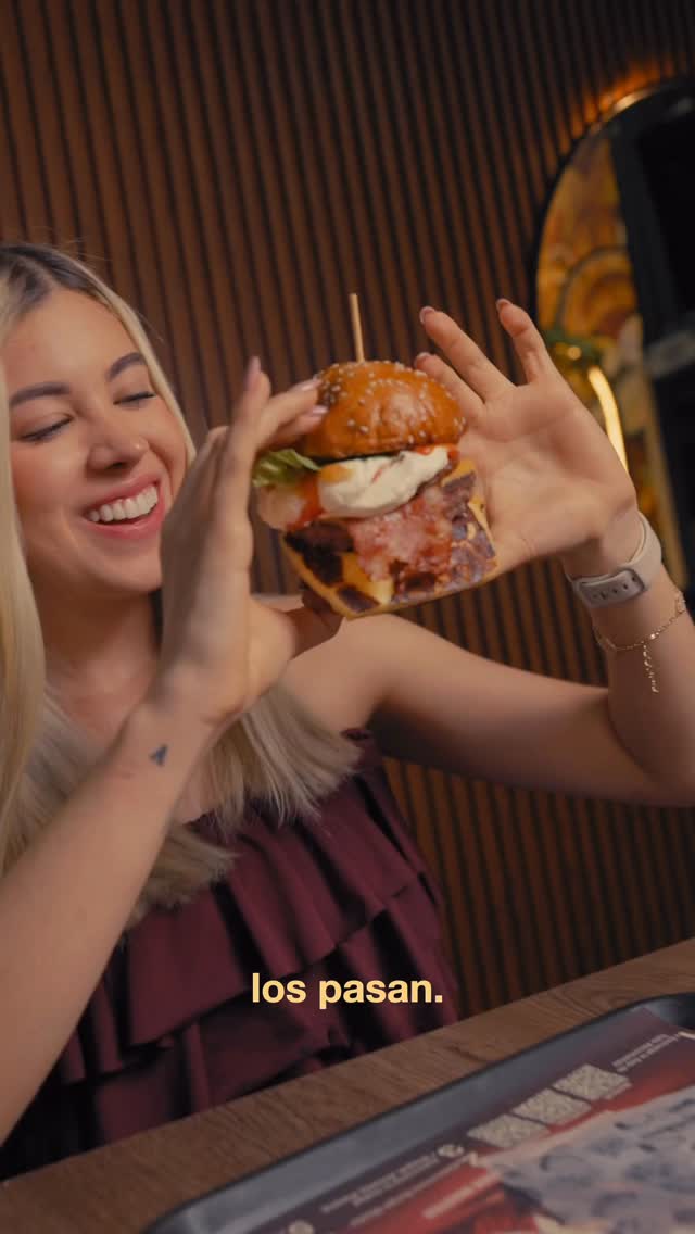 Clientes disfrutando hamburguesas Angus Burger